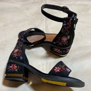 Sz 13, floral open toe block heel pump, embroider